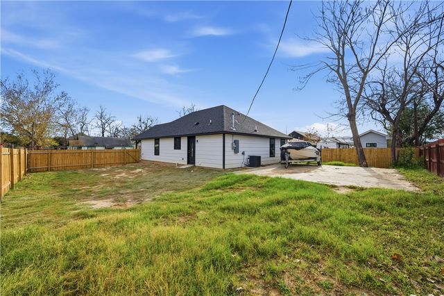 211 Moss Avenue, Hearne, TX 77859