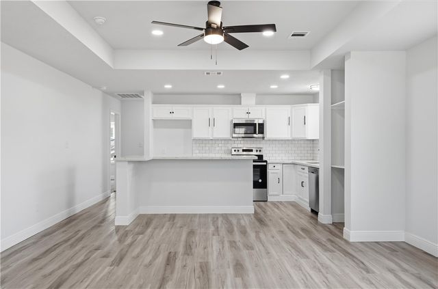 211 Moss Avenue, Hearne, TX 77859