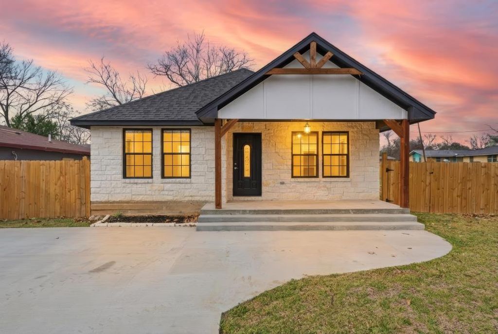 211 Moss Avenue, Hearne, TX 77859