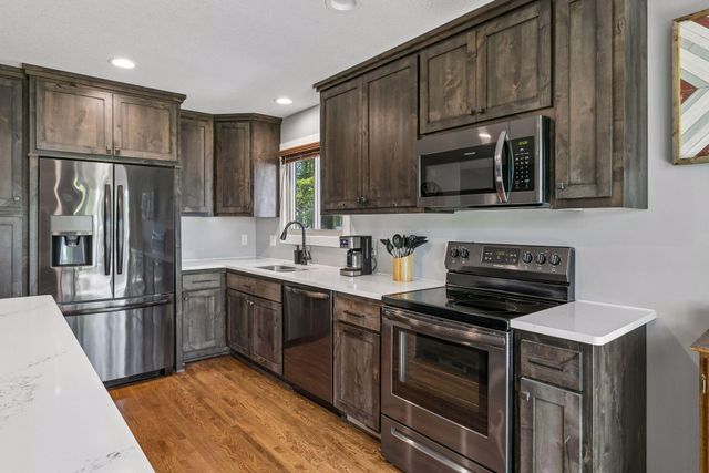 833 Oriole Drive, Apple Valley, MN 55124