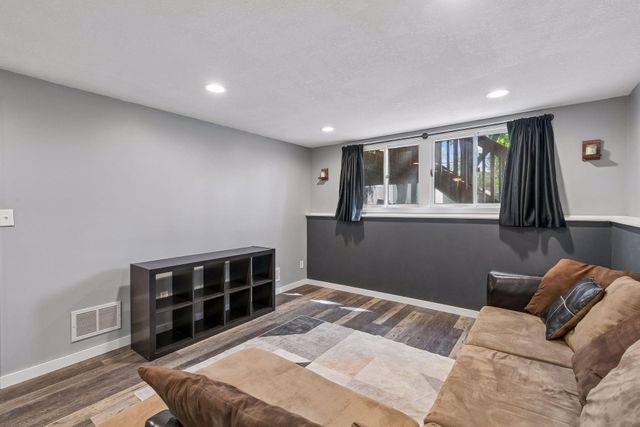 833 Oriole Drive, Apple Valley, MN 55124
