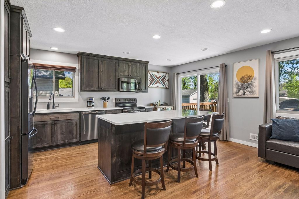 833 Oriole Drive, Apple Valley, MN 55124