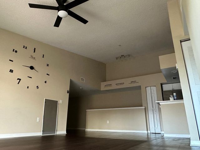 4197 N HAVERHILL Road 215, West Palm Beach, FL 33417