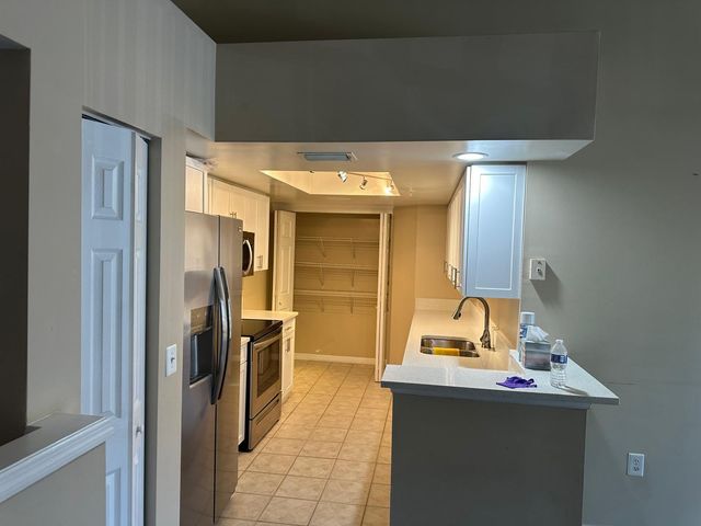 4197 N HAVERHILL Road 215, West Palm Beach, FL 33417