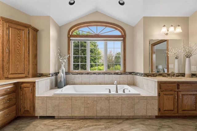 W2880 OAKRIDGE DRIVE, Appleton, WI 54915