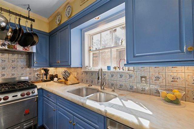 2320 Wroxton Road, Houston, TX 77005