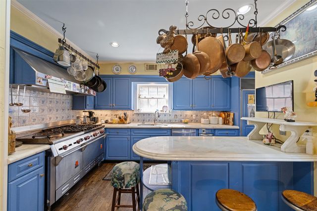 2320 Wroxton Road, Houston, TX 77005