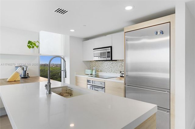 16385 Biscayne Boulevard 1221, North Miami Beach, FL 33160