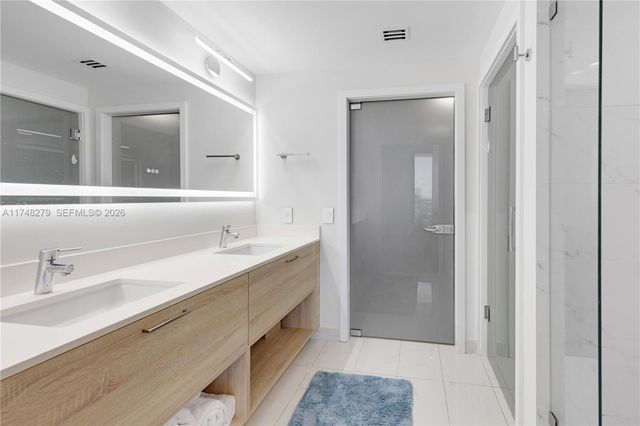 16385 Biscayne Boulevard 1221, North Miami Beach, FL 33160
