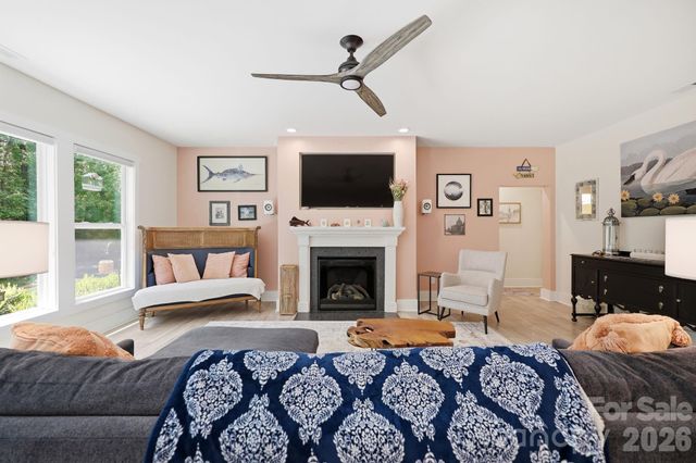 203 Spinnaker Court 104, Lexington, NC 27292
