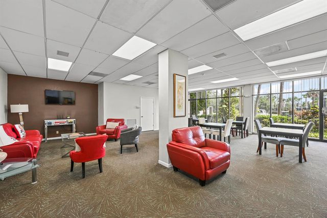 2425 PRESIDENTIAL Way 1006, West Palm Beach, FL 33401