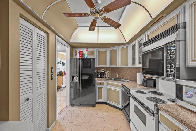2425 PRESIDENTIAL Way 1006, West Palm Beach, FL 33401