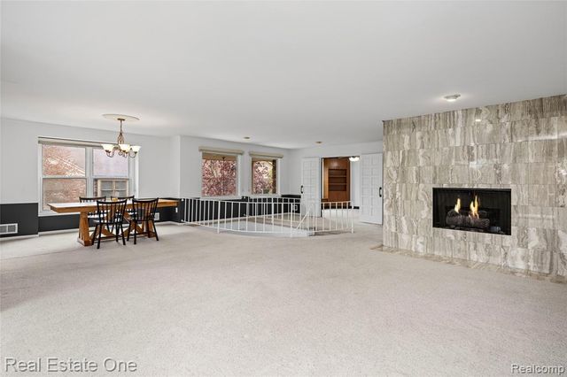 4320 Knightsbridge Lane, West Bloomfield, MI 48323