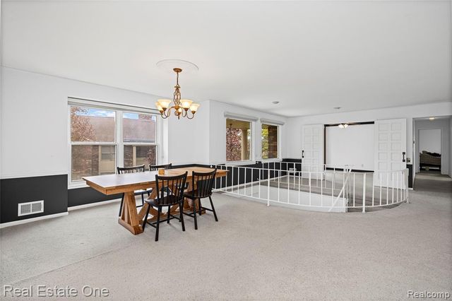 4320 Knightsbridge Lane, West Bloomfield, MI 48323
