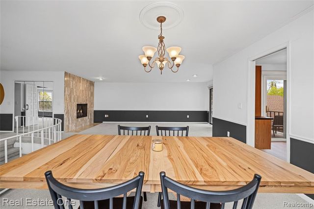 4320 Knightsbridge Lane, West Bloomfield, MI 48323