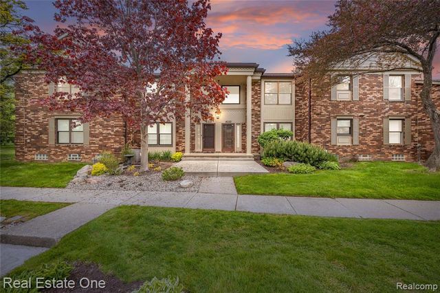 4320 Knightsbridge Lane, West Bloomfield, MI 48323