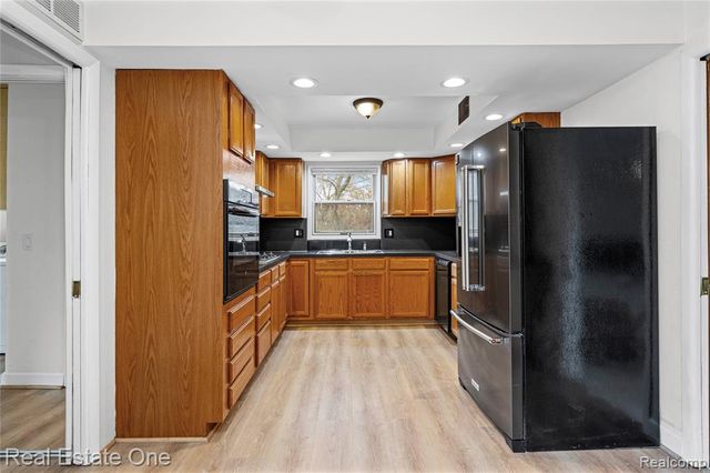 4320 Knightsbridge Lane, West Bloomfield, MI 48323