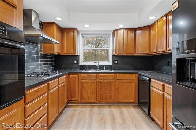 4320 Knightsbridge Lane, West Bloomfield, MI 48323