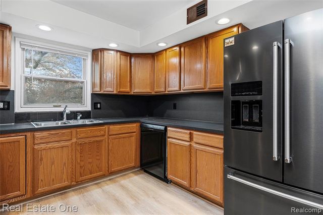 4320 Knightsbridge Lane, West Bloomfield, MI 48323