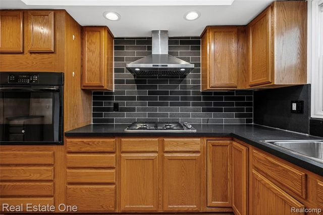 4320 Knightsbridge Lane, West Bloomfield, MI 48323
