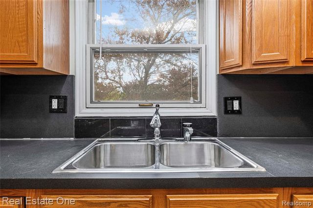 4320 Knightsbridge Lane, West Bloomfield, MI 48323