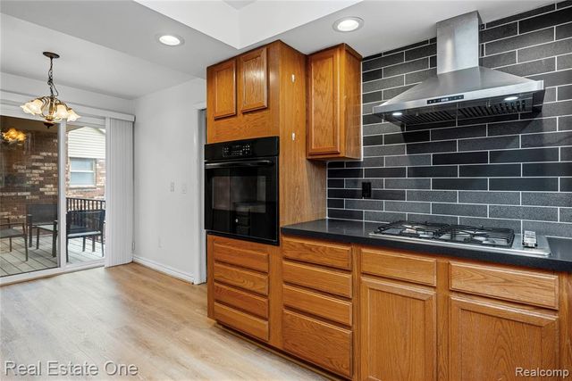 4320 Knightsbridge Lane, West Bloomfield, MI 48323