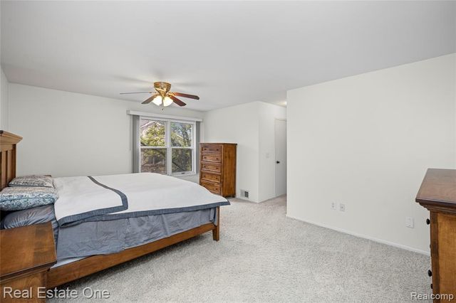 4320 Knightsbridge Lane, West Bloomfield, MI 48323