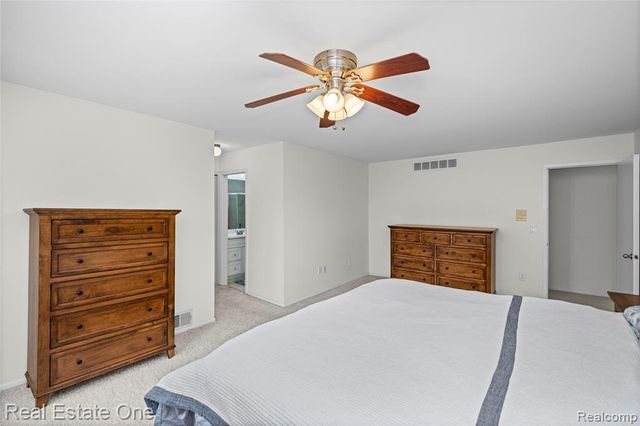 4320 Knightsbridge Lane, West Bloomfield, MI 48323