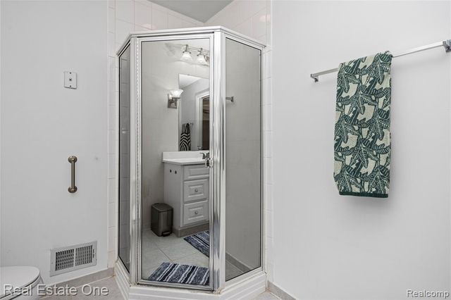4320 Knightsbridge Lane, West Bloomfield, MI 48323