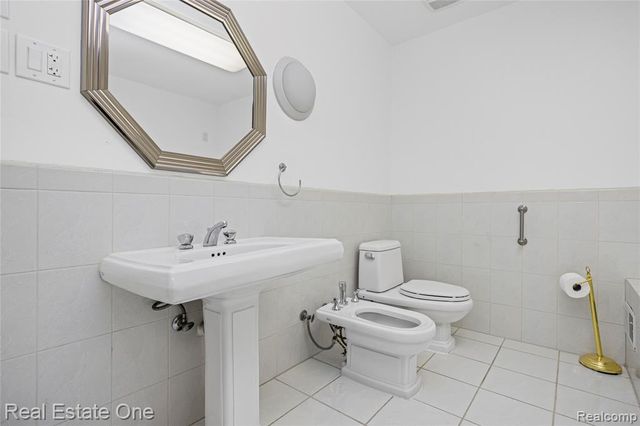 4320 Knightsbridge Lane, West Bloomfield, MI 48323