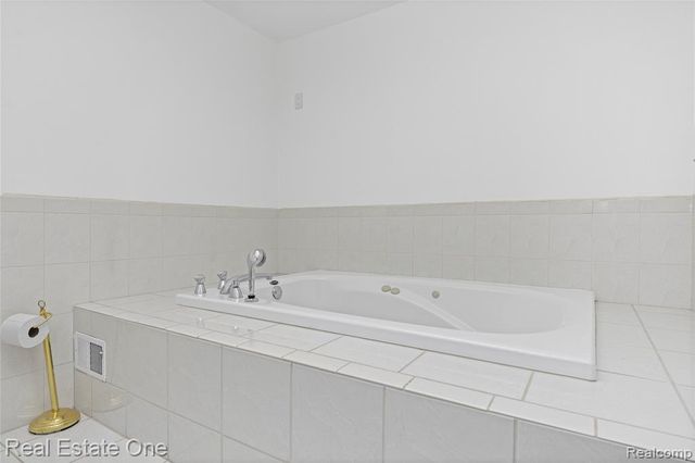 4320 Knightsbridge Lane, West Bloomfield, MI 48323