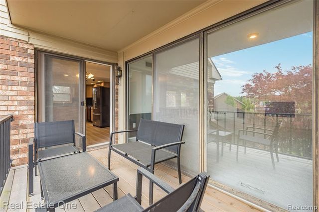 4320 Knightsbridge Lane, West Bloomfield, MI 48323