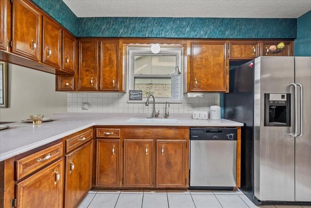 1718 23rd Avenue N, Texas City, TX 77590