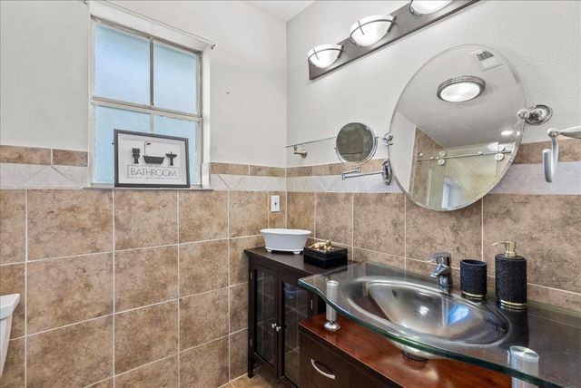 1718 23rd Avenue N, Texas City, TX 77590