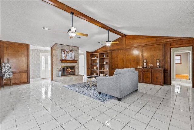 1718 23rd Avenue N, Texas City, TX 77590