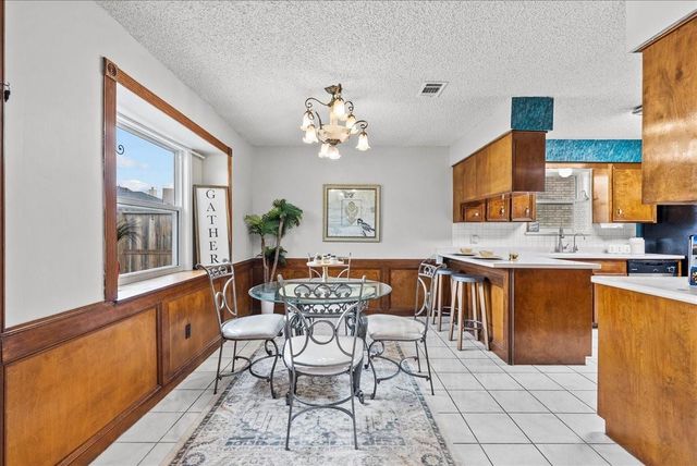 1718 23rd Avenue N, Texas City, TX 77590