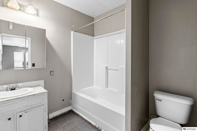 2707 Howard Street, Omaha, NE 68105
