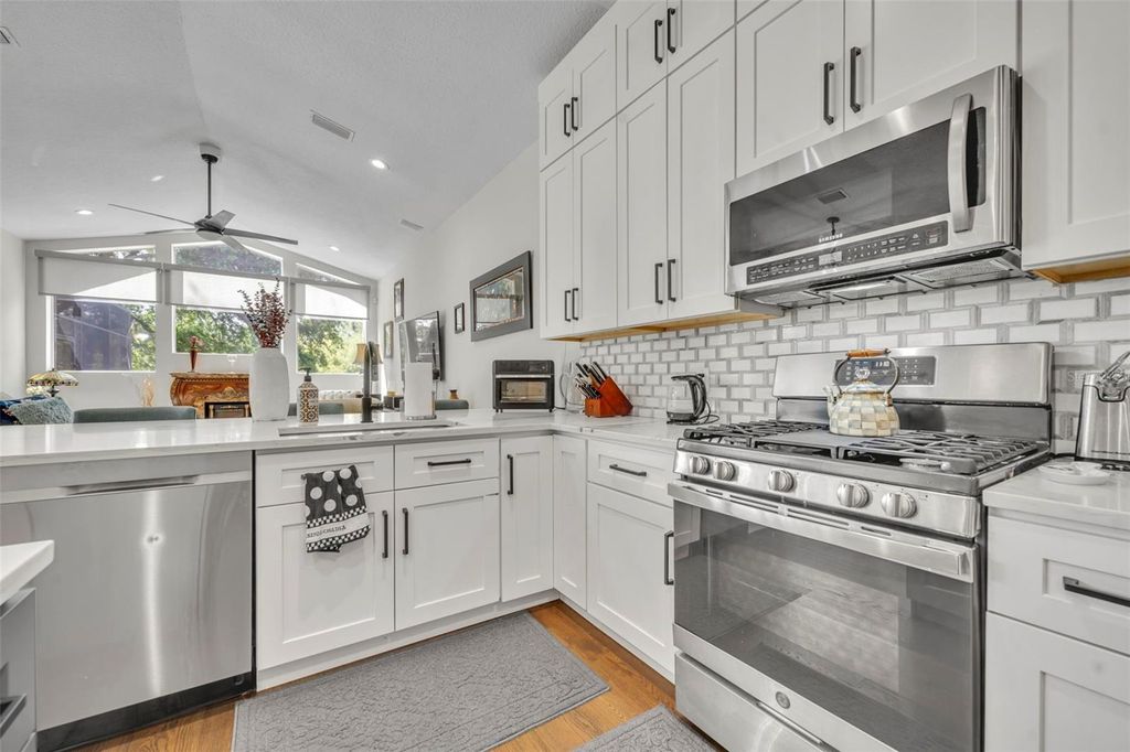 Image 22 of property listing at 13536 SUNSET LAKES CIRCLE, Winter Garden, FL 34787