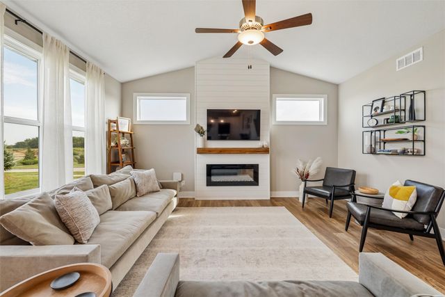 2590 SE Integra Avenue, West Des Moines, IA 50265
