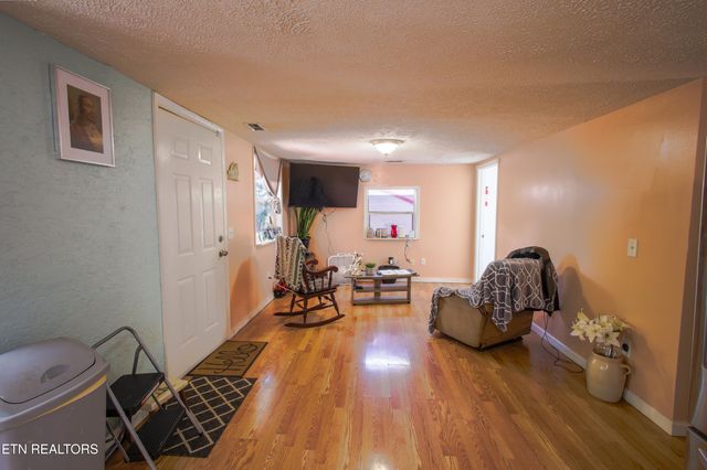 124 E Wadsworth Circle, Oak Ridge, TN 37830