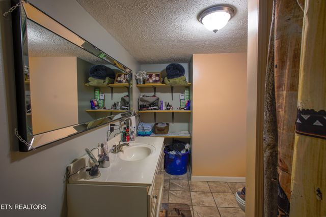 124 E Wadsworth Circle, Oak Ridge, TN 37830