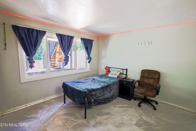 124 E Wadsworth Circle, Oak Ridge, TN 37830