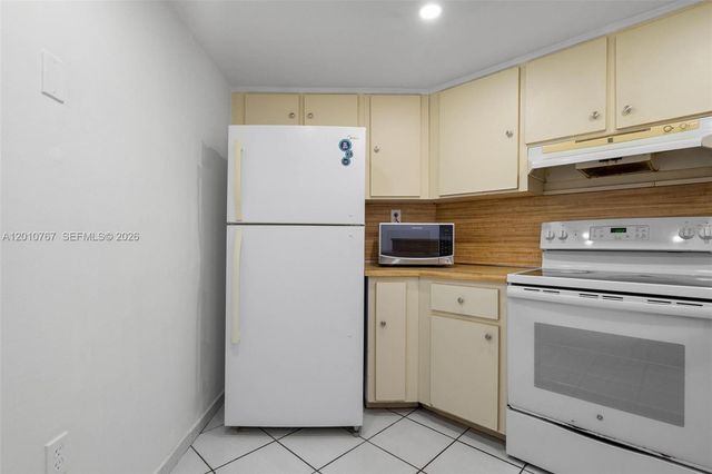 9431 Fontainebleau Blvd 112, Miami, FL 33172
