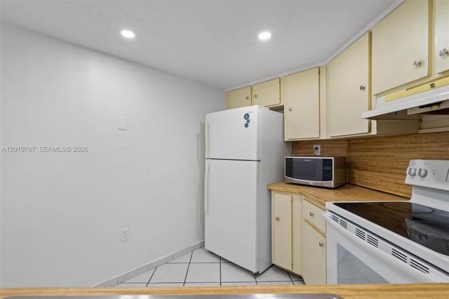 9431 Fontainebleau Blvd 112, Miami, FL 33172