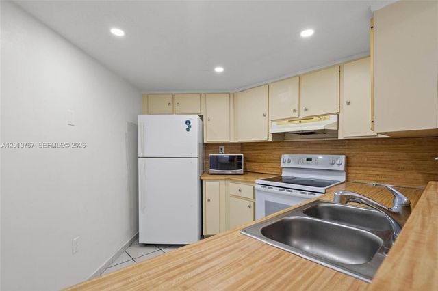 9431 Fontainebleau Blvd 112, Miami, FL 33172