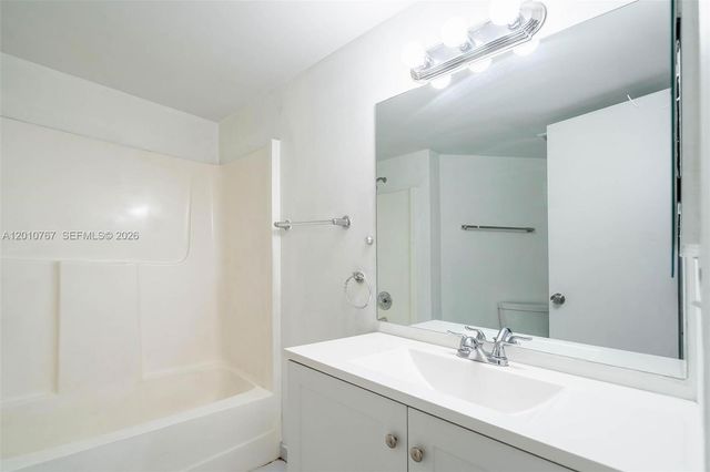 9431 Fontainebleau Blvd 112, Miami, FL 33172