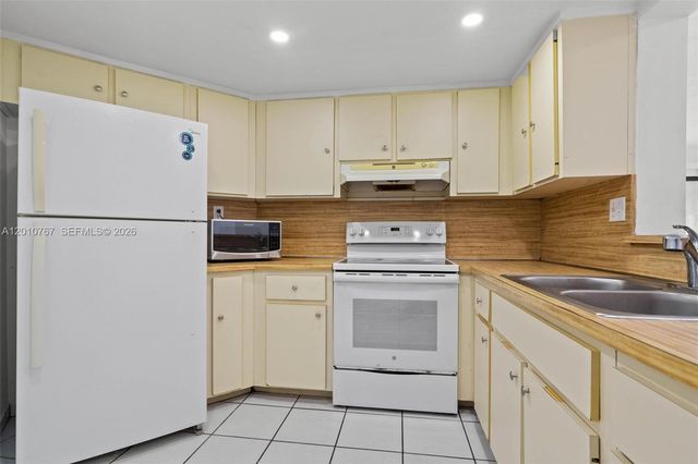 9431 Fontainebleau Blvd 112, Miami, FL 33172
