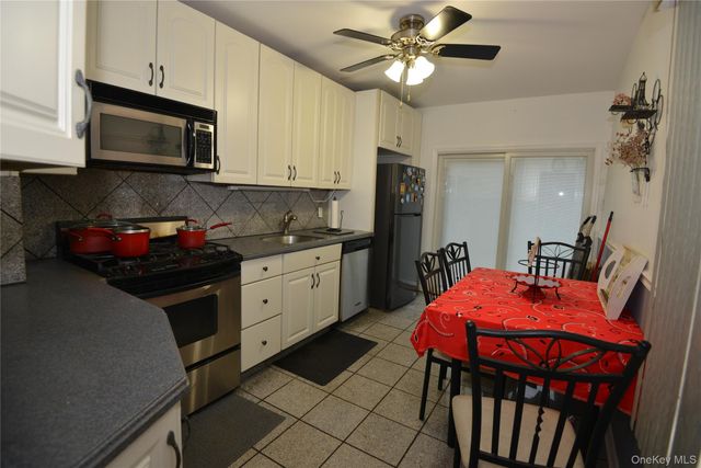 7 S Bay Avenue, Freeport, NY 11520