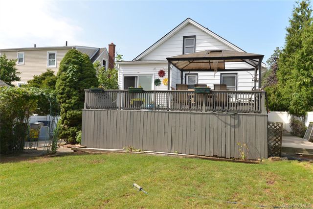 7 S Bay Avenue, Freeport, NY 11520