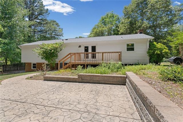 3725 Crestbrook Lane, Pfafftown, NC 27040